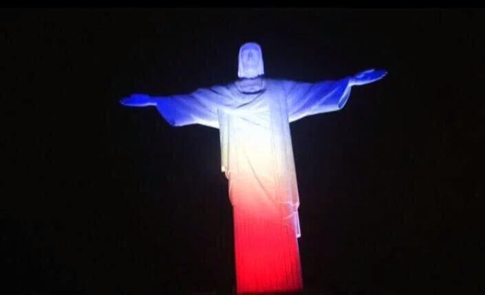 FutboolFichajes's tweet photo. Todos somos Francia #PrayforFrance https://t.co/8vWWgMrP5C