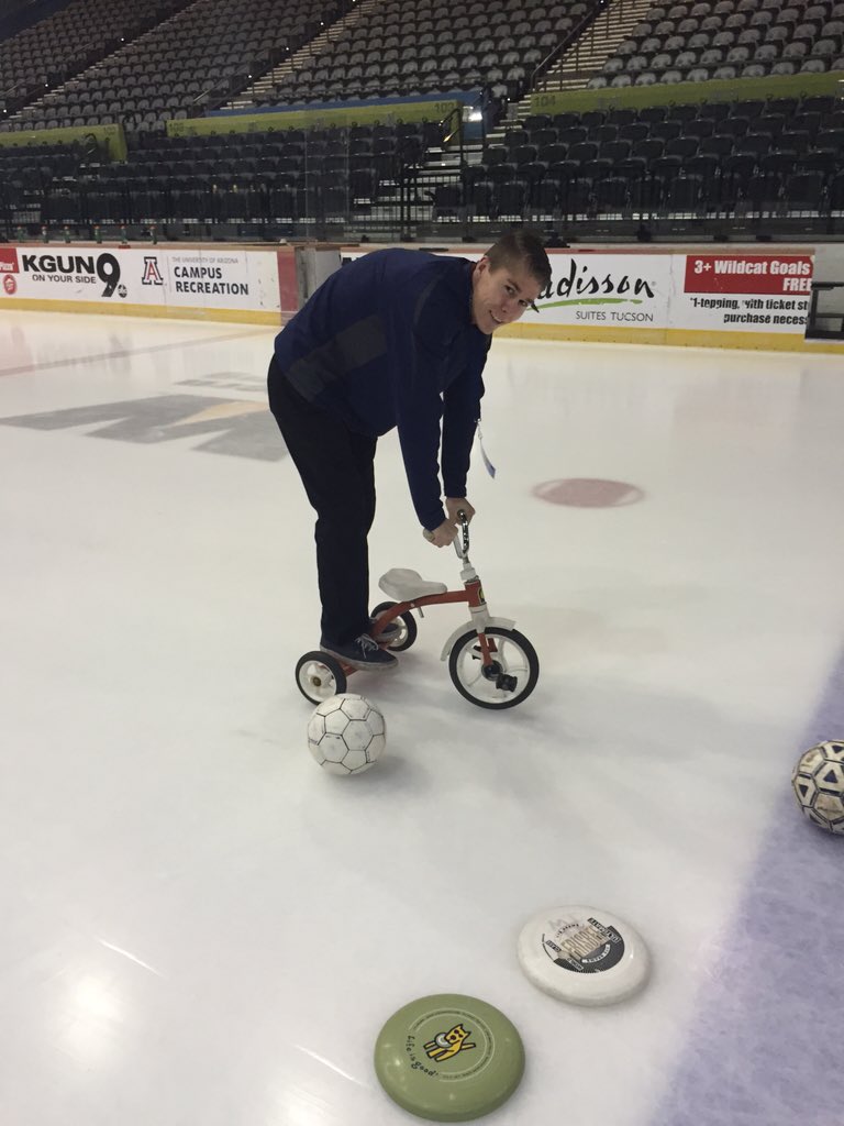 UAWildcatHockey's tweet photo. Retweet for your chance to come down on the ice to play in the Bookmans relay! https://t.co/IFuKekofNy