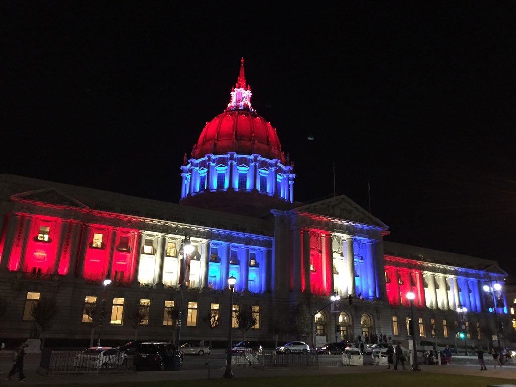 McMurtrieSF's tweet photo. 🇫🇷 @SFCity_Hall, whose design was inspired by Les Invalides in #Paris, is lit up in France's colors tonight. https://t.co/8DAMFXt250