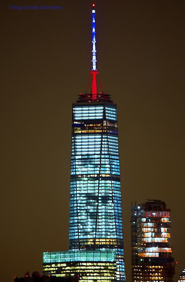 6News's tweet photo. One World Trade lit up with blue white and red to show support for Paris #PrayForParis #ParisAttacks #PeaceForParis https://t.co/HE8oqKzESu