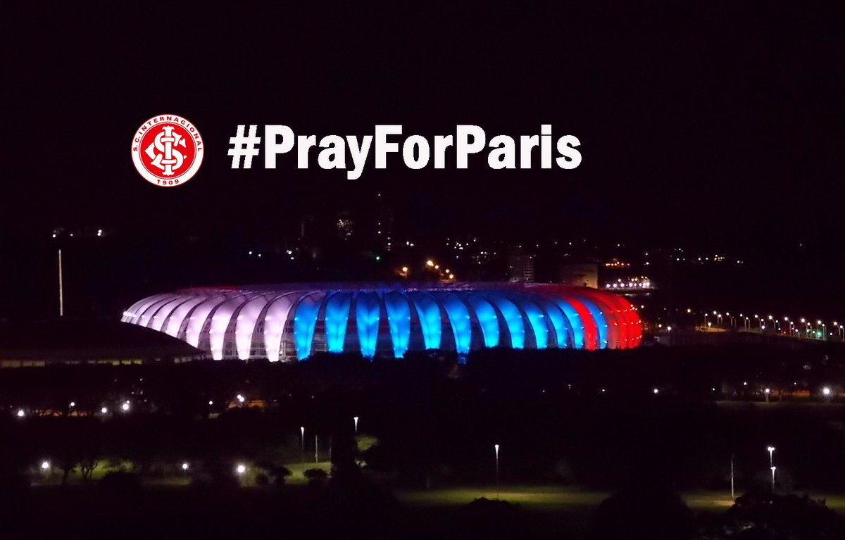 Des monuments du monde entier ont été illuminés en bleu-blanc-rouge en soutien à la France CTvW9rSWEAIegsD