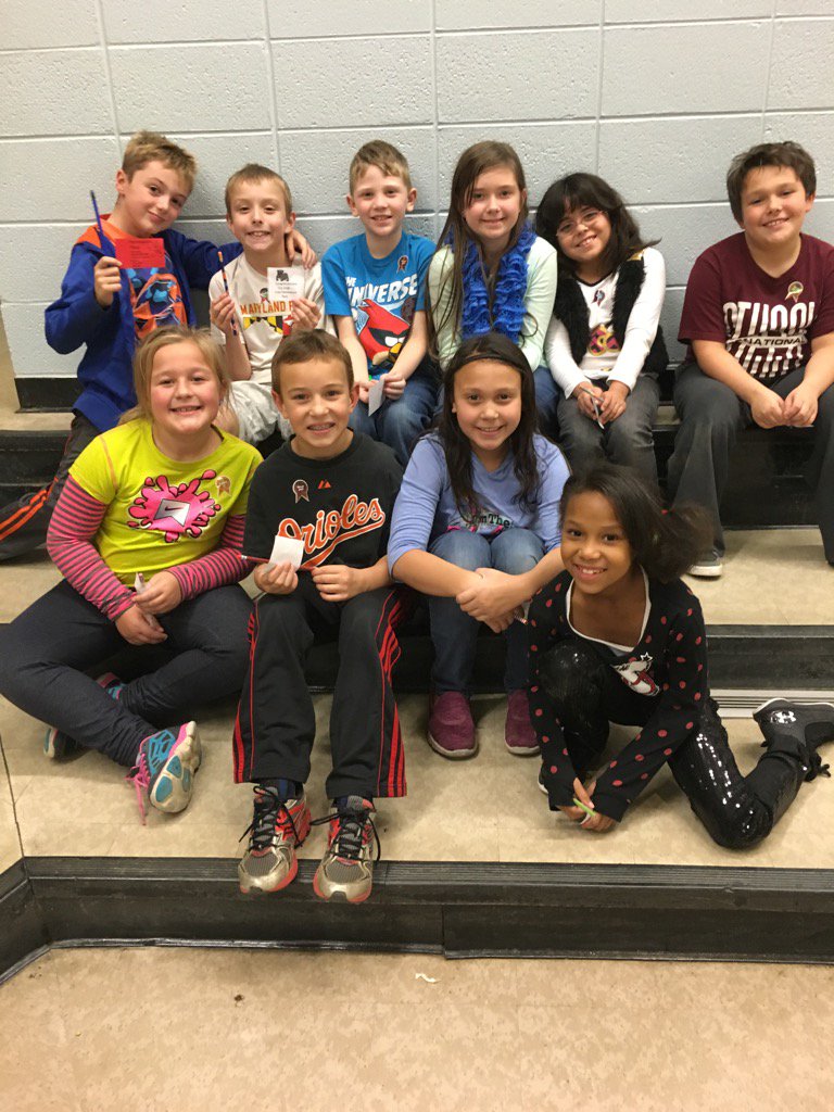 WJMGrade3's tweet photo. "Top Dogs"...barking in third grade! 🐾🍎 https://t.co/Dx4tXslUrb