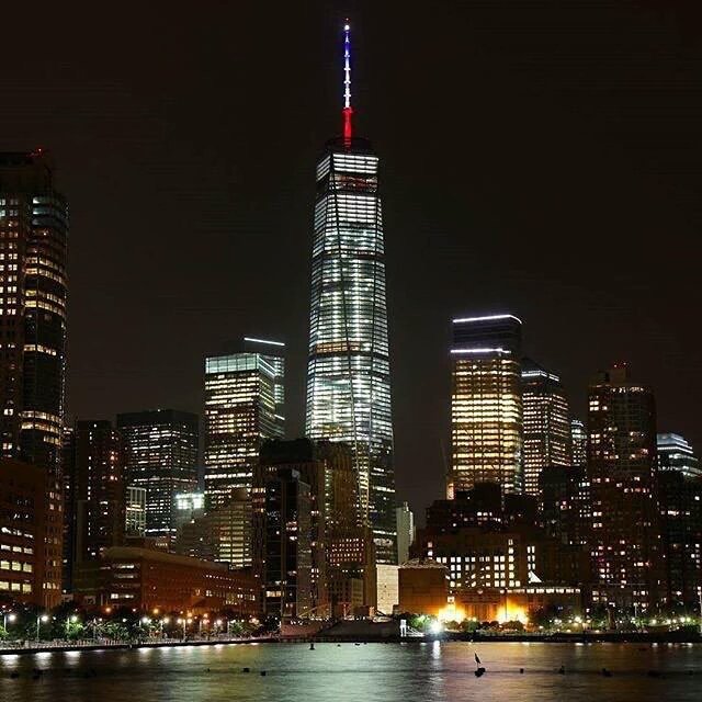 Des monuments du monde entier ont été illuminés en bleu-blanc-rouge en soutien à la France CTvX39BWUAAqKHj