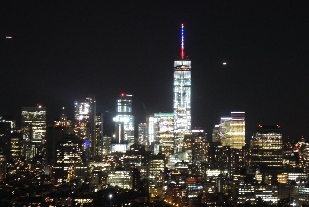 BrigitteDusseau's tweet image. L'antenne du World Trade Center à NY en bleu blanc rouge, hommage à la France après les attentats de Paris. #AFP