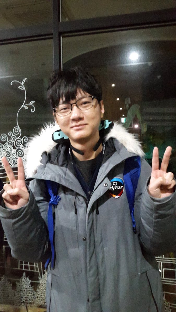 매드라이프 팬미 후기
ㄴ: 귀여운 포즈 해주세욧
ㅁ: (소울리스한 표정에+차렷)
ㄴ: 아닠ㅋ넘 소울이 없으신데욬ㅋ
ㅁ: (슬금슬금 손이 올라오며 쌍브이를 함+슬금슬금 올라가는 입꼬리)
ㄴ: (미친; 십덕;)
