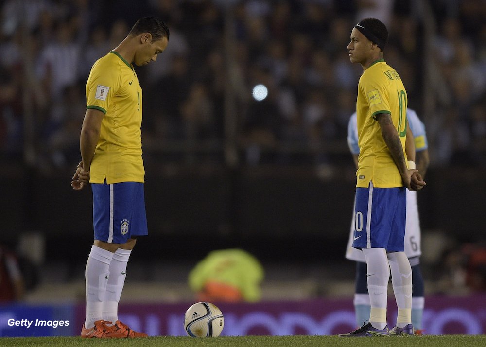 BuzzFeedNews's tweet photo. Brazilian football players pause for a moment of silence to honor the victims of the #ParisAttacks before a match https://t.co/lCozmcS9am