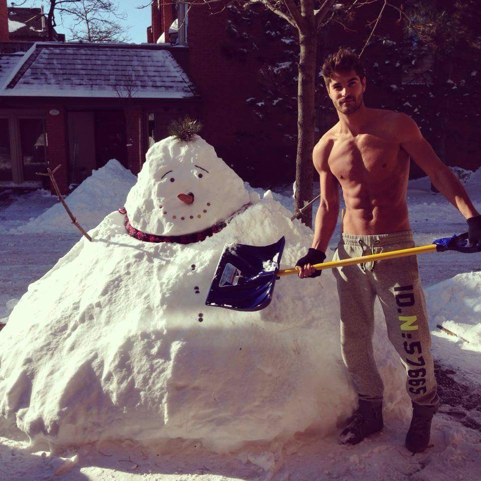 misselke321's tweet photo. Got this on facebook, said this is how Canadians build a snowman.. https://t.co/ZF4VHVbBZd