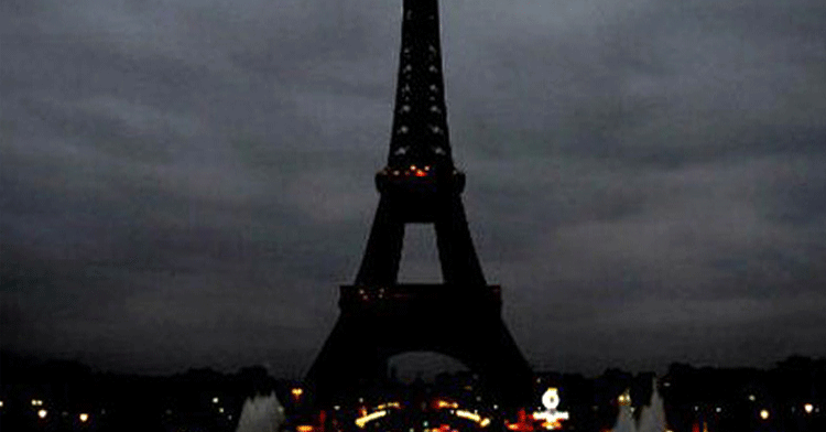 people's tweet photo. #Paris turns off its lights and Eiffel Tower goes dark in memory of terror victims https://t.co/BCaQXKMncC https://t.co/n5rK1fcrLz