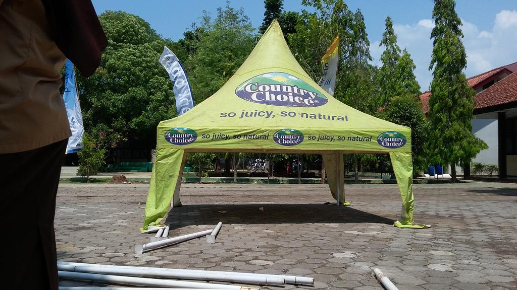 pagi ini, pemasangan tenda dari sponsor Sosro.