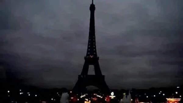 DivulgandoRockk's tweet photo. La noche en que la ciudad de las luces y el amor se tiñó de oscuridad y horror. #PrayForParis https://t.co/7Unt0tDKtW