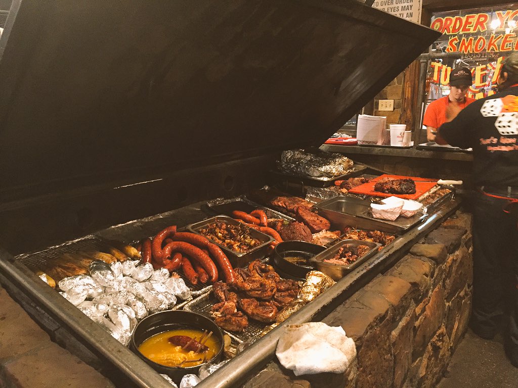 BrittanyLaudaVO's tweet photo. QT time with @NatalieHooverVO <3 we ate my first delicious BBQ foods #foodisfriendship #texas #funtiems https://t.co/7rJQw7gbot