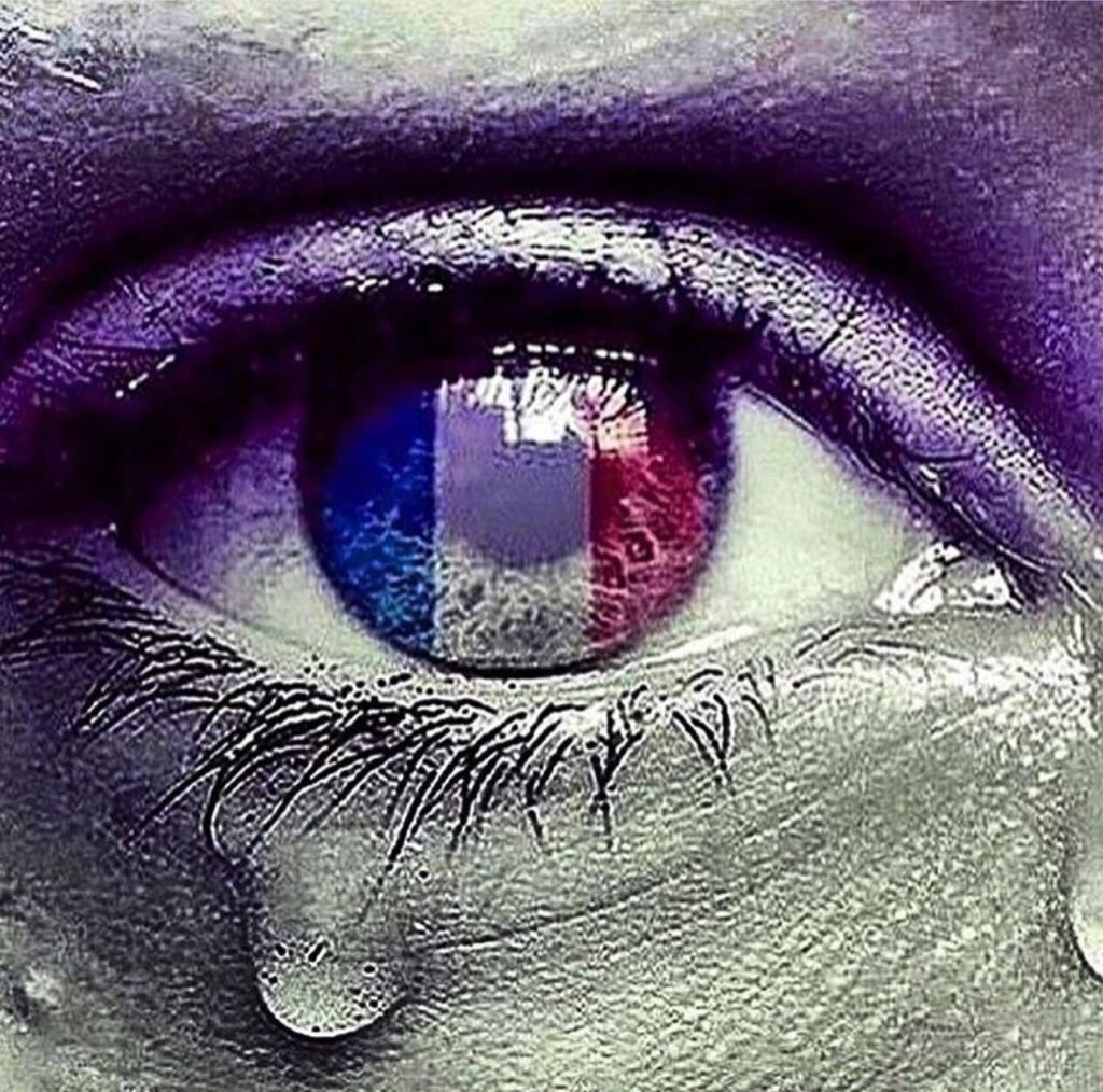 2010MisterChip's tweet photo. Toca descansar un poco. Ha sido un día muy complicado para todos. Mi última oración va por ellos #PrayForParis 🇫🇷 https://t.co/iATL0IF0b2