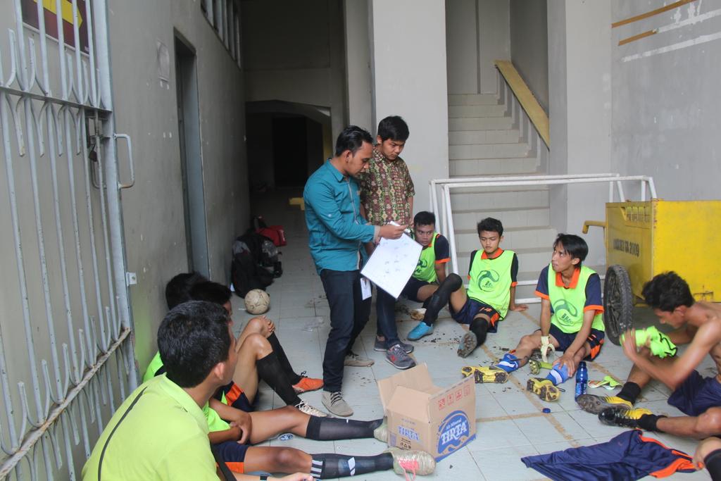 UKMBOLA_FISIP's tweet photo. Coach Simon memberi pengarahan di ruang ganti untuk babak kedua #FightForFisip #RektorCup2015 https://t.co/XCdnhLgzL5