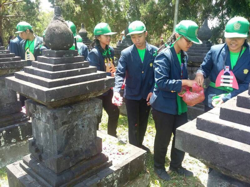 Peserta BSH sedang melakukan tabur bunga ziarah makam di Taman Makam Pahlawan Margarana.