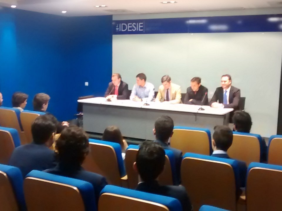 IDESIE's tweet photo. Fernando Igual da la bienvenida a los graduados y a las familias! #graduacionidesie #idesie #MBBE #eMBIM #MBIM https://t.co/8HpjjCxaxO