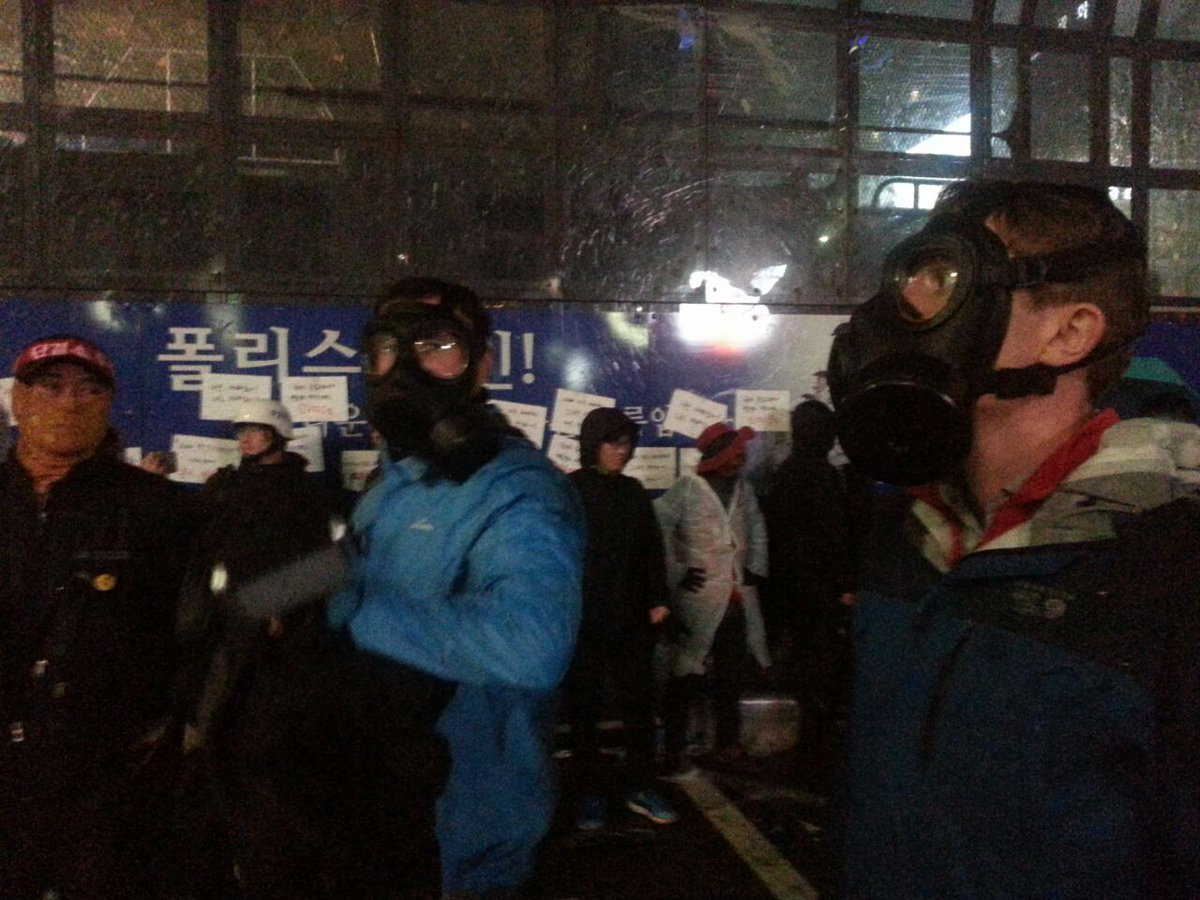 광화문 시위 방독면 쓰고 취재하는 외신기자들 | 인스티즈