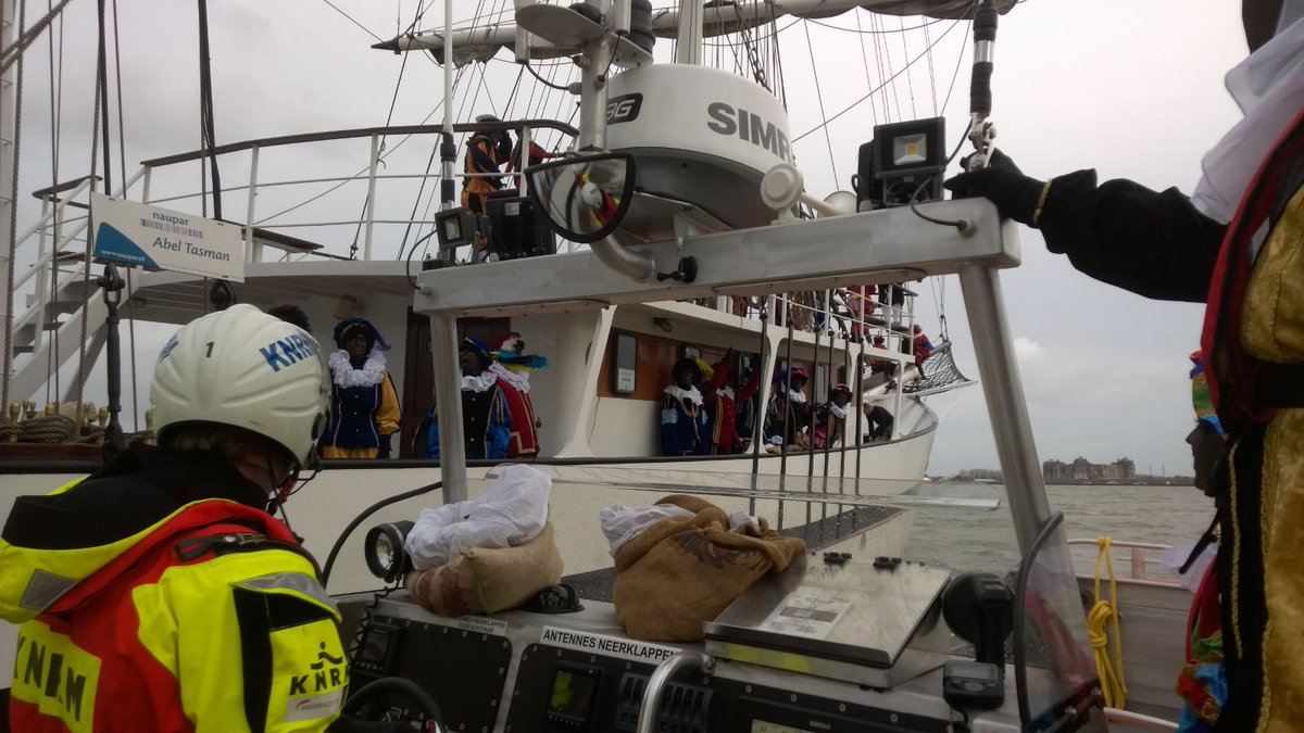 KNRM_Lelystad's tweet photo. De boot van Sinterklaas naast de reddingboot onderweg naar de bataviahaven in Lelystad. https://t.co/qxJl6cTz8s