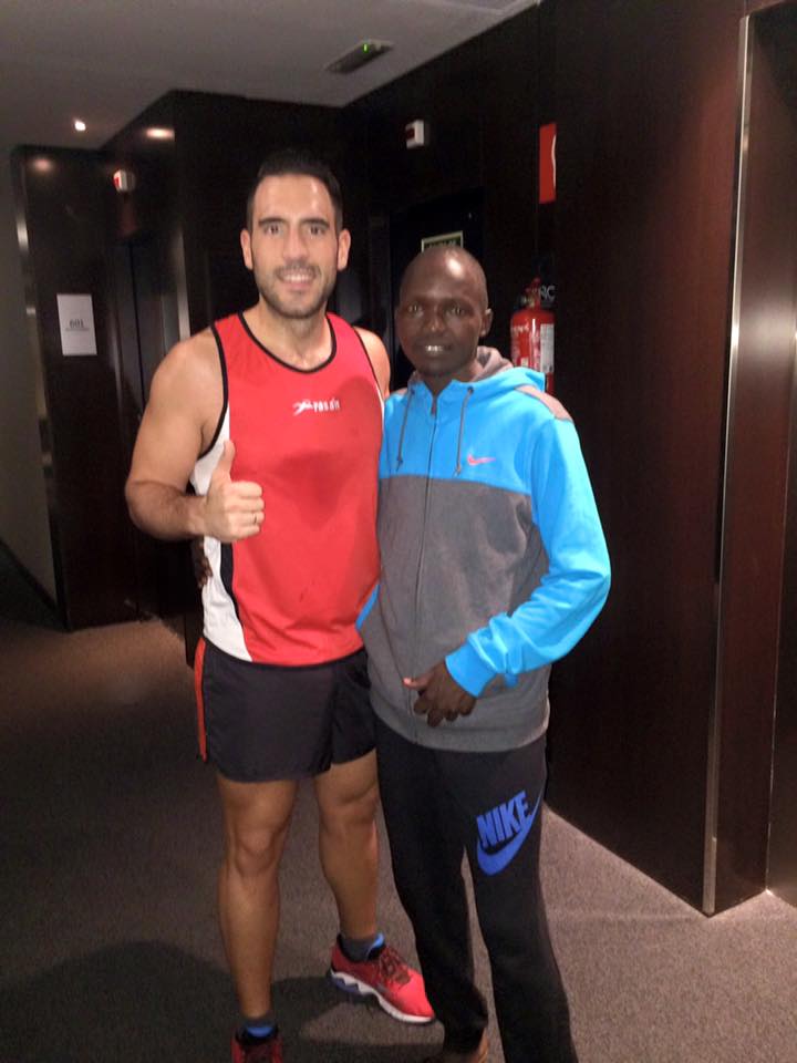 DoceSemanasRun's tweet photo. Lo típico que vuelves de entrenar y tu vecino de habitación te dice que mañana quiere correr en 2 horas y 6 minutos. https://t.co/0ctCyJNAIJ