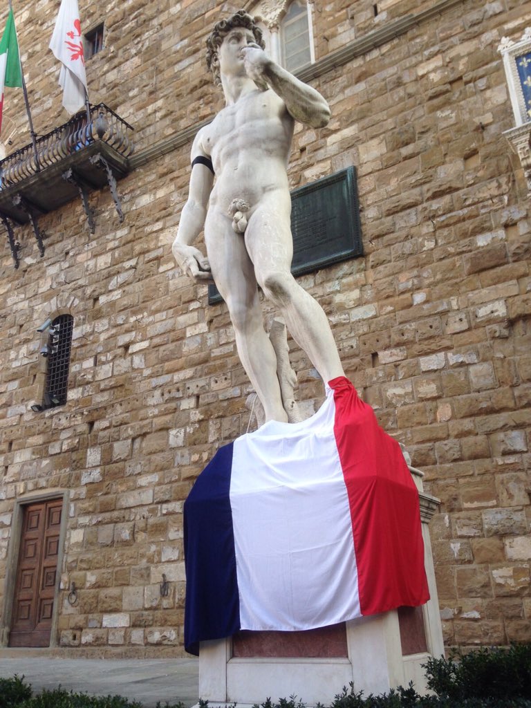 comunefi's tweet photo. Da Firenze solidarietà al popolo francese #ParisAttacks https://t.co/9goI1nHgUv