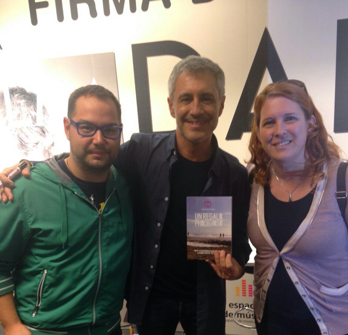 Trydosha's tweet photo. Con Dani entregando a Sergio Dalma el libro Un regalo prodigioso escrito por @Danieldlape. Gracias @SDalmaoficial https://t.co/qAx7rKmUmv
