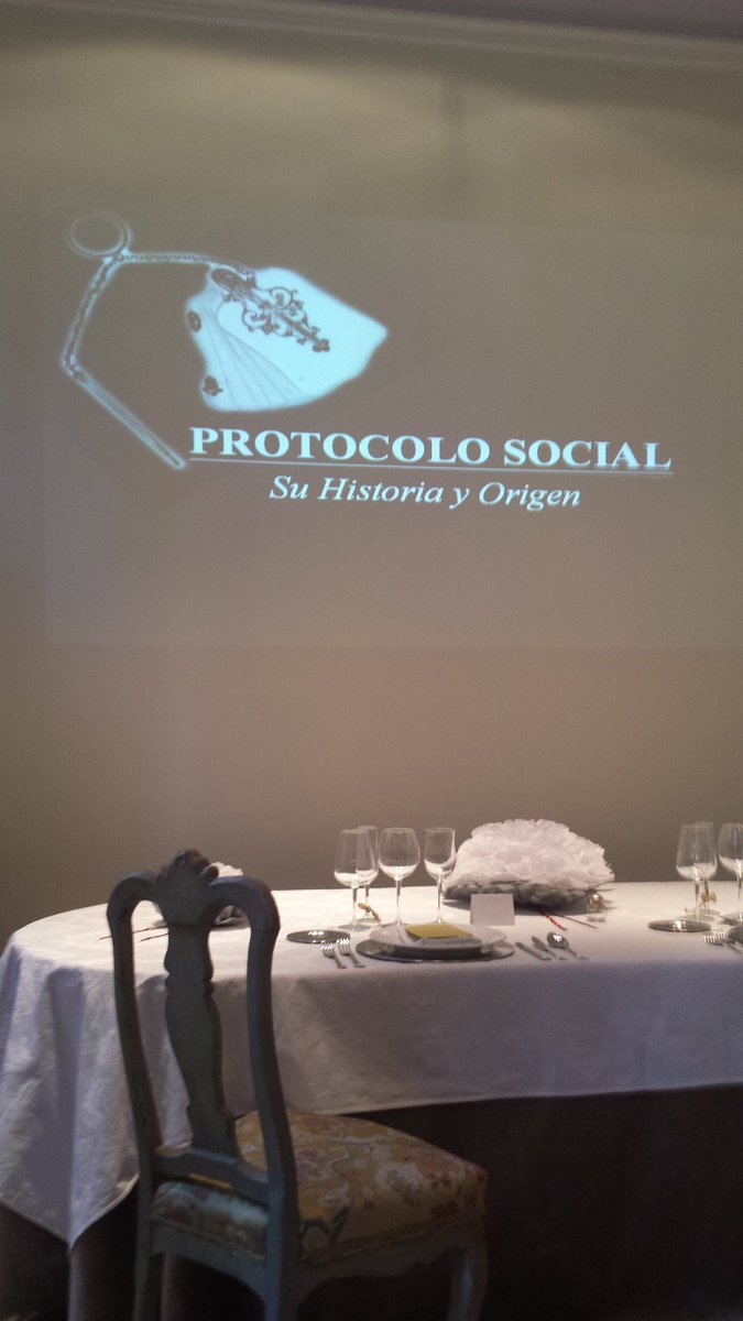 joandemisan's tweet photo. Aprendiendo sobre protocolo social con @Migueldelamo1 en @MuseoCerralbo. Un lujo. #CursoProtocolo #MuseoCerralbo https://t.co/wZHhWl6uha
