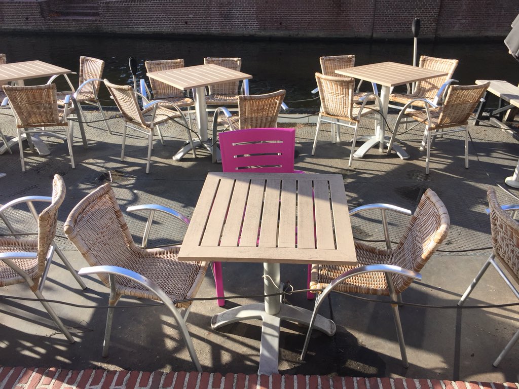 Gespot! #Proteststoeltje op Leids terras van <a href="/RestaurantDende/">Restaurant Dende</a> tegen #eenheidvanterras #ikkeurhetgoed 👍 ...