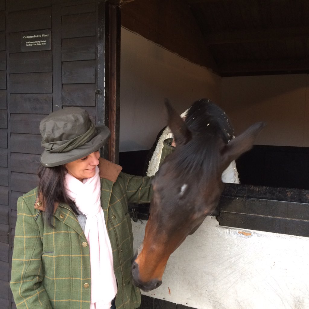 DrDawnHarper's tweet image. Having a chat with #presentview in @jamiesnowden yard before he heads for @CheltenhamRaces #GoodLuckJamie
