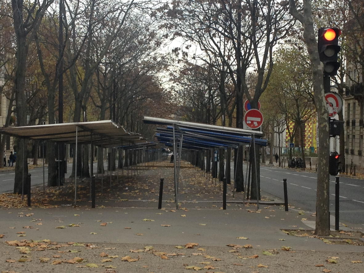 Prazna sobotna tržnica na Place d'Iena, ki je ob sobotah običajno močno oblegana.