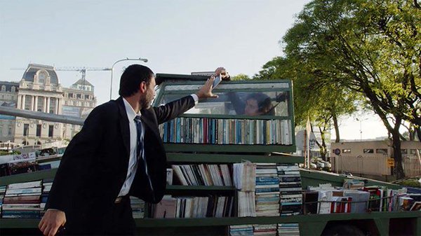 "En büyük silah eğitimdir" diyerek savaşlara karşı çıkan Arjantinli sanatçı Raul Lemesoff bu tankı dizayn etti.