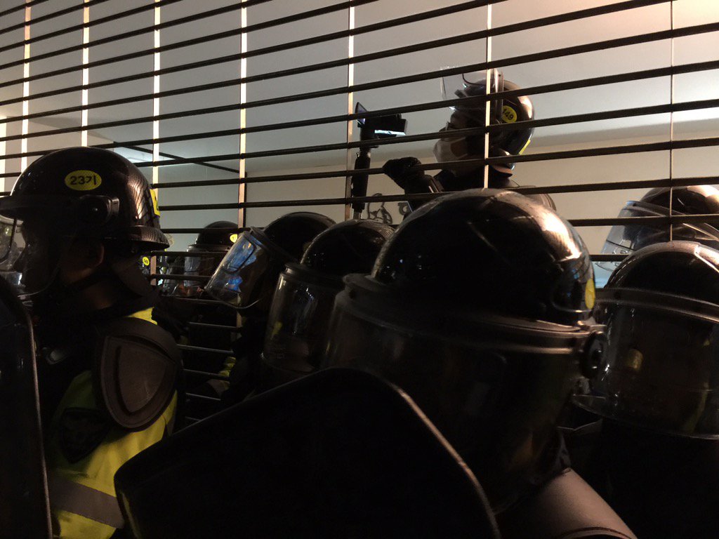 광화문역. 전철입구의 셔터를 내리고 항의하는 시민들을 채증하는 경찰.