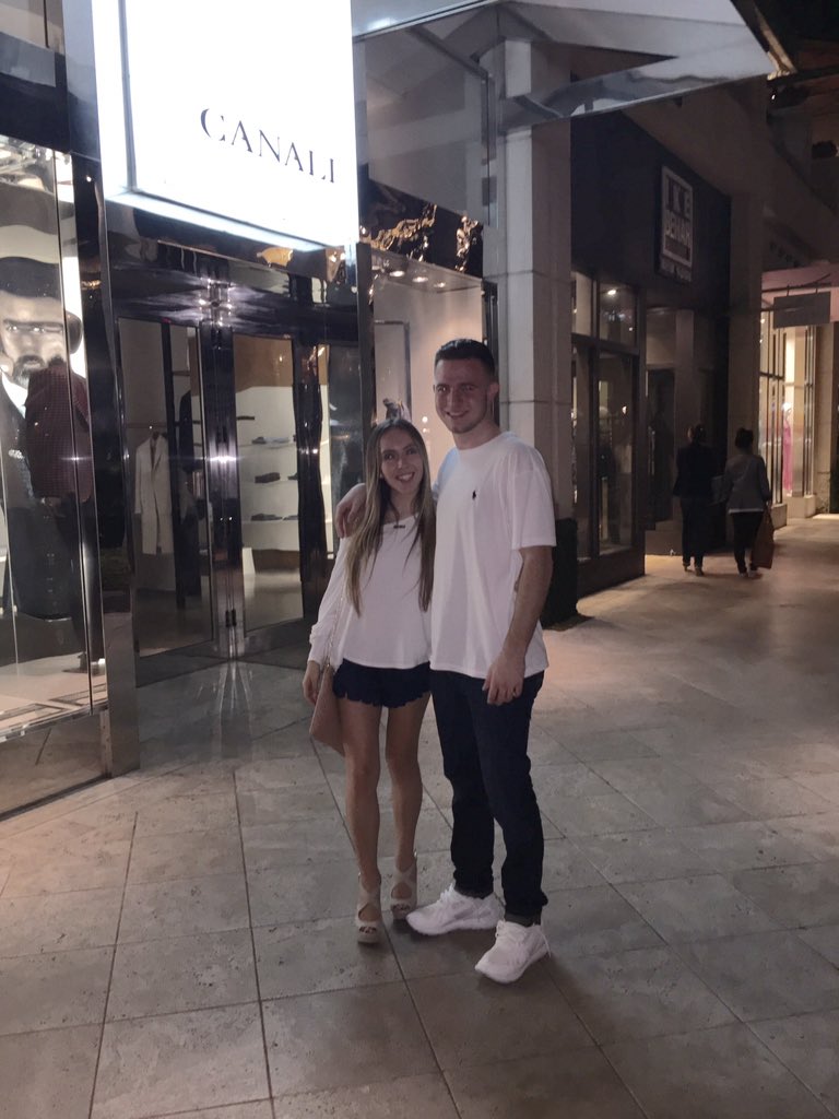 vanelyysanchezz's tweet photo. Because he's perfect 💘#fridaynightdates @santilllan96 https://t.co/1w7OUfxskB