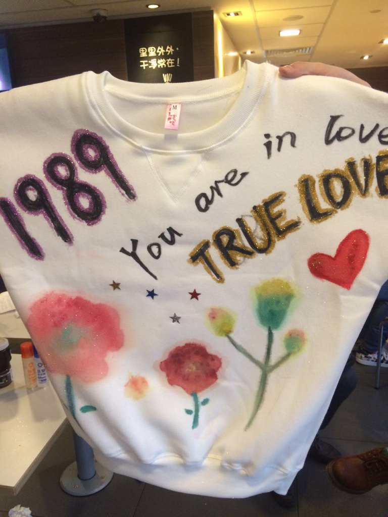 Angeling24's tweet photo. Our #1989tour look🎀🎀They are all DIY ! We spent about about 7 hours painting them! @taylornation13 @taylorswift13 ❤️ https://t.co/prAMgJey3z