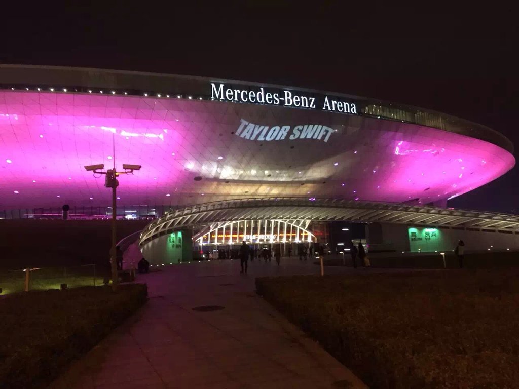 Angeling24's tweet photo. You're the best ever @taylorswift13 @taylornation13 #1989TourShanghai #MercedesBenz https://t.co/6hpawYfzQe