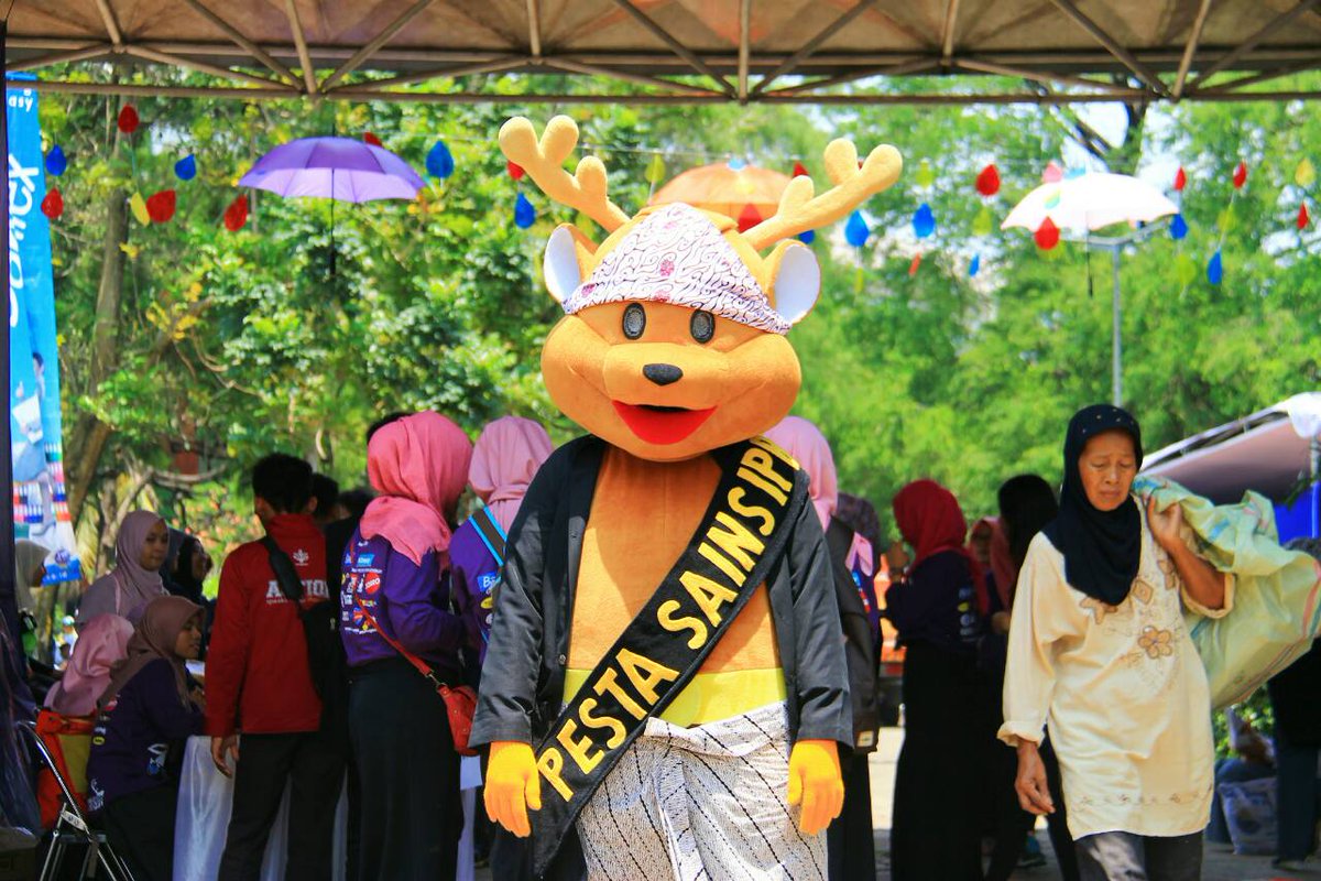 pestasainsIPB's tweet photo. Kakang Rupest kita niiiii :)

@tweetFMIPA @tweetIPB @ipbofficial 
#PSN2015 #IndonesianScience https://t.co/ASj33hBv32