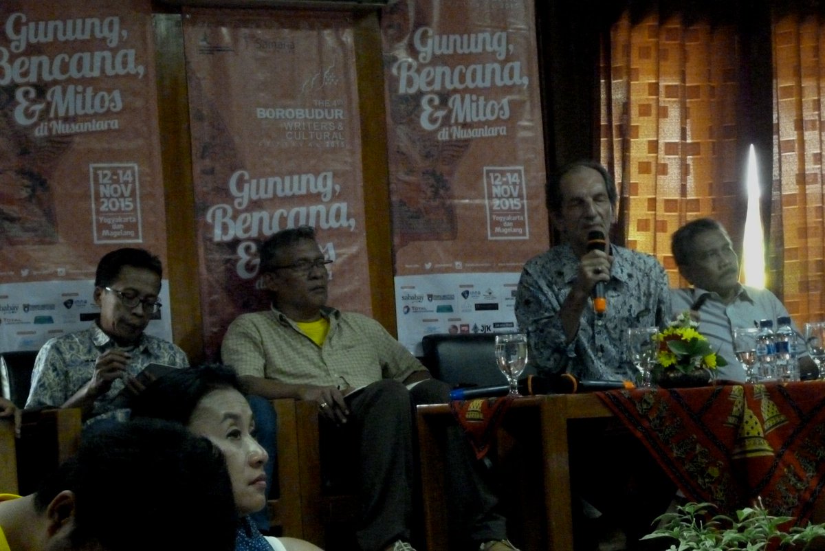 radiobuku's tweet photo. "Penanggungan adalah gunung tersuci di Jawa" ~ Hadi Sidomulyo (Nigel Bullough) #bwcf2015 https://t.co/6XtWX3BXVV