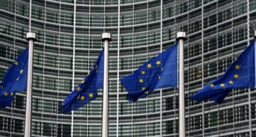 sextaNoticias's tweet photo. La UE izará a media asta las banderas europeas en señal de solidaridad y luto con Francia https://t.co/W2x6g20TB7 https://t.co/AE8FDkkJu2