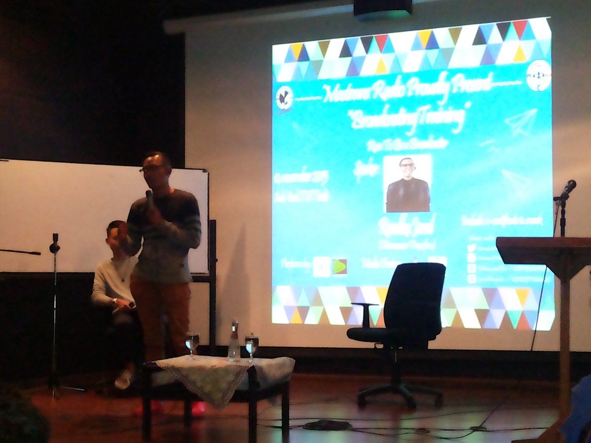 mastransproject's tweet photo. Randhika Jamil lagi bawain materi Broadcasting Training nih. Seru banget loh dan materinya menarik banget! https://t.co/PDOu5pcY1F