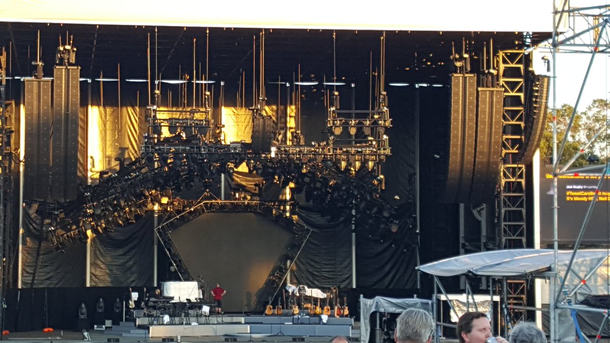 SimonMacneall's tweet photo. #tweetcaroline hot November night https://t.co/istrL7GqYv