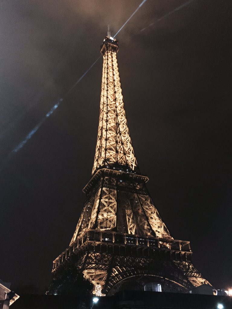 M1SSemily's tweet photo. #PrayersForParis https://t.co/ZVyCFNJfX6
