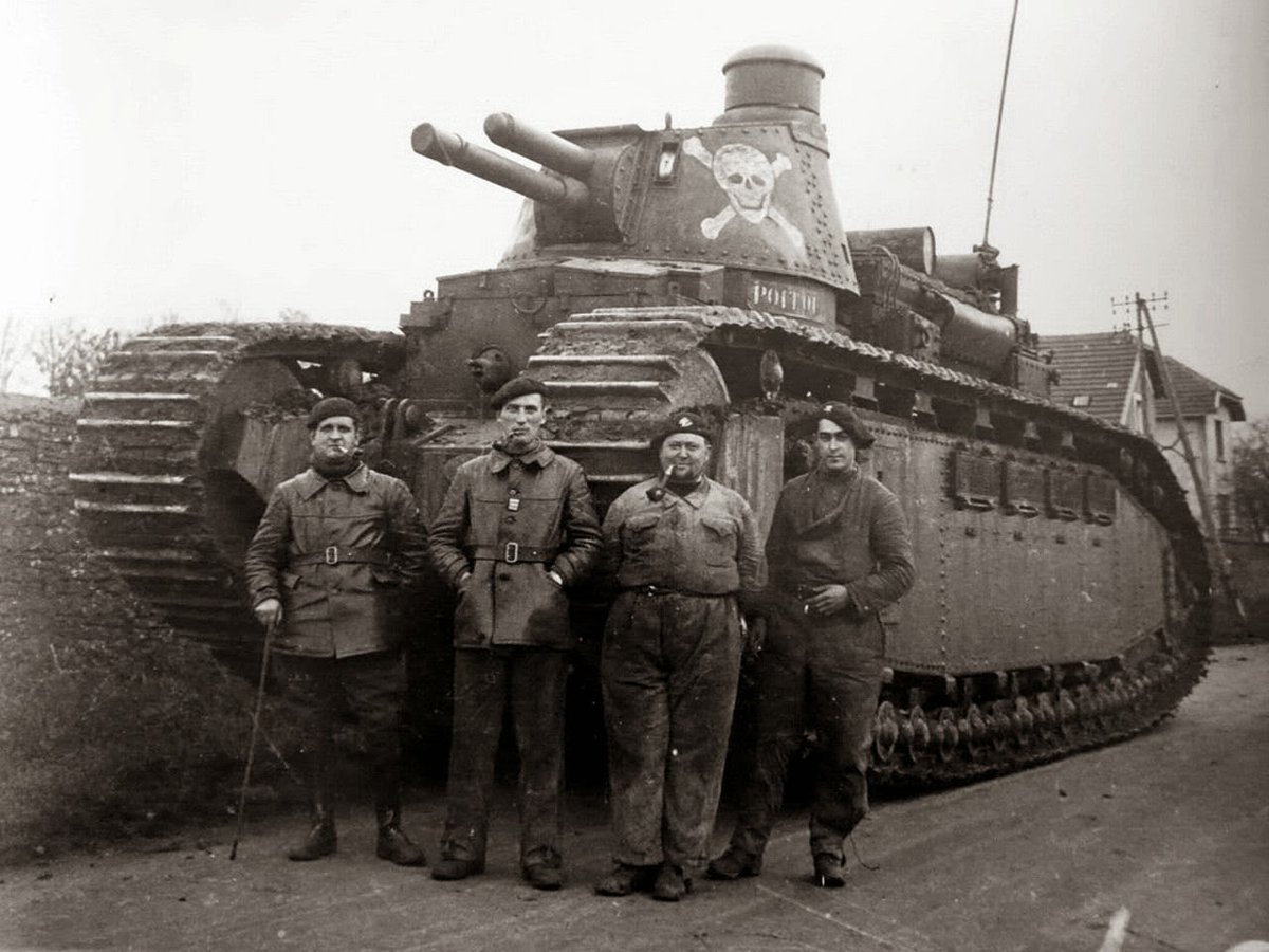 French soldiers with Char 2C tank ( #France - 1940 ) / Французские солдаты с Char 2C бака