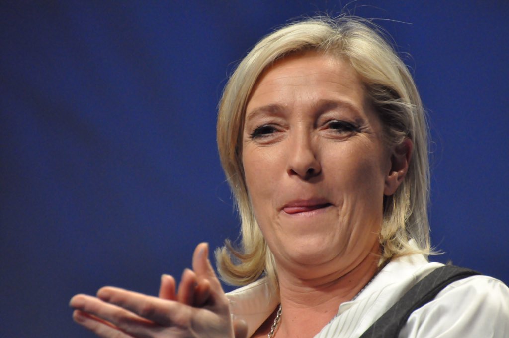 JrmyTrialloux's tweet photo. Grâce à ceux qui mélangent tout, cette femme se frotte les mains en attendant 2017. https://t.co/yfewcL6OzR