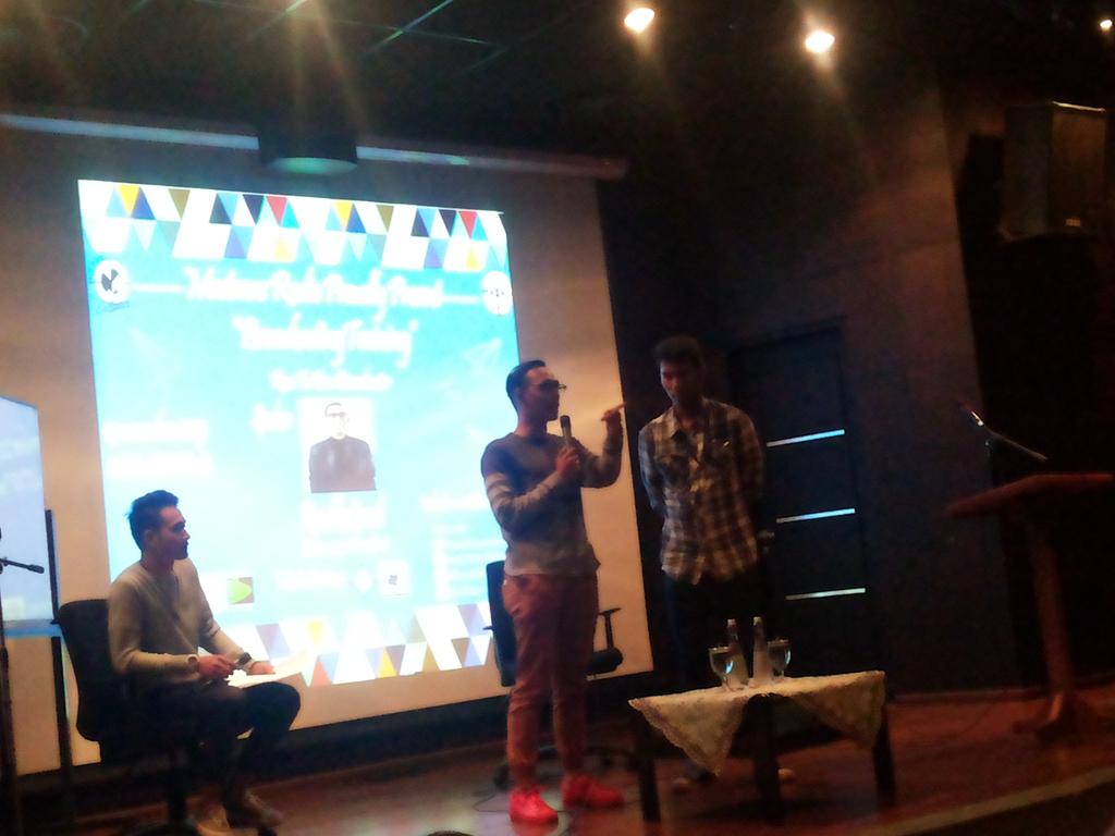 mastransproject's tweet photo. Randhika Jamil lagi training gimana caranya supaya ga nervous didepan umum nih sama salah satu peserta https://t.co/W19pFuai9V
