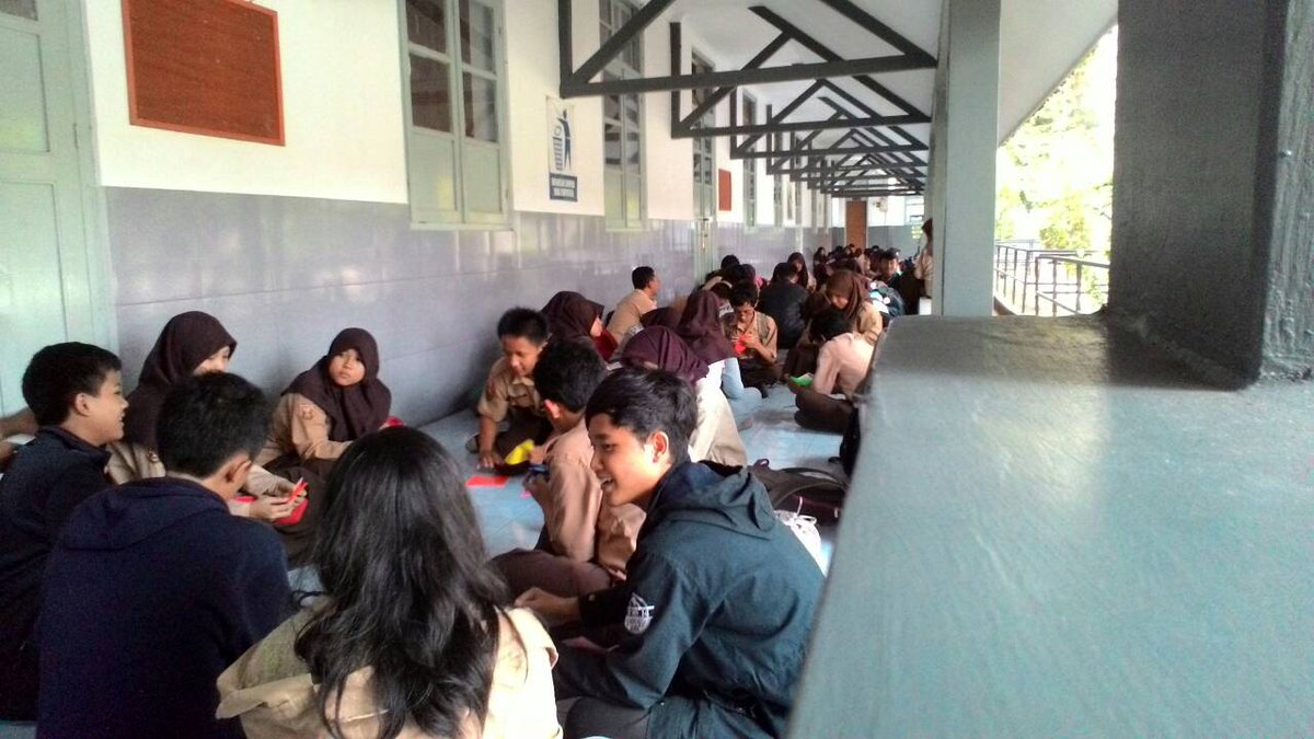 JapanClub91's tweet photo. Sekarang kita lagi Bijutsu.. kita bikin origami xD https://t.co/6Yu37DcUgL