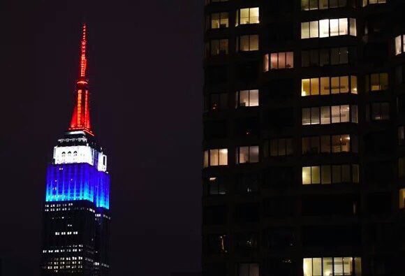 Footballtweet's tweet photo. The world pays tribute to the victims of Paris. #PrayForParis https://t.co/Vr086BqmKd