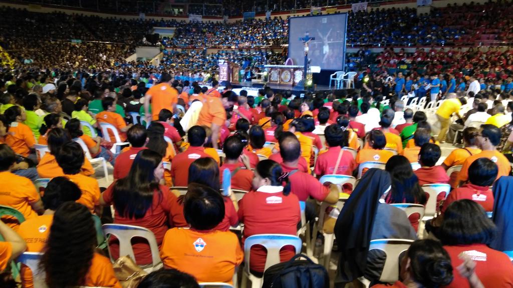 roilagarde's tweet photo. Around 10k people are gathered for the #BEC2015 aasembly closing Mass at the Cuneta astrodome. @cbcpnews https://t.co/cxHnzDAlMf