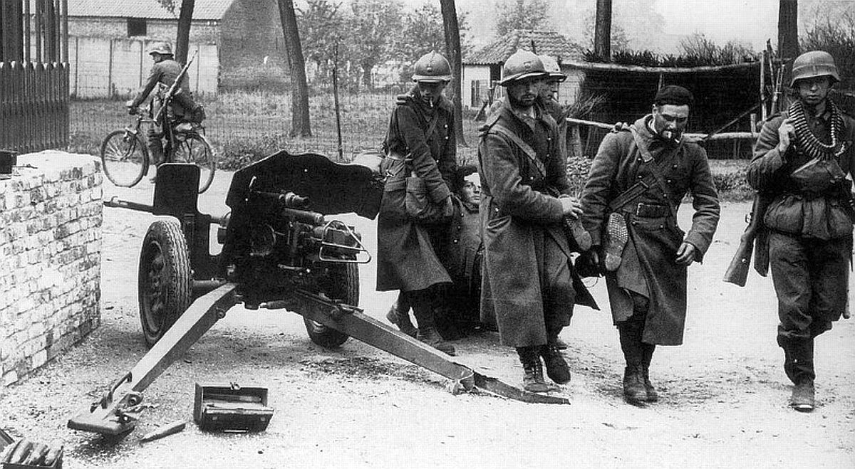 French "prisioner of war" carry wounded comrade past French (#Belgium 1940) / Fransız savaş tutsağı kurtarılırken..