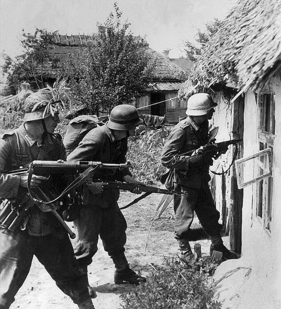German soldiers searching a house / Alman askerler tek tek evleri ararken.. ( Polonya )