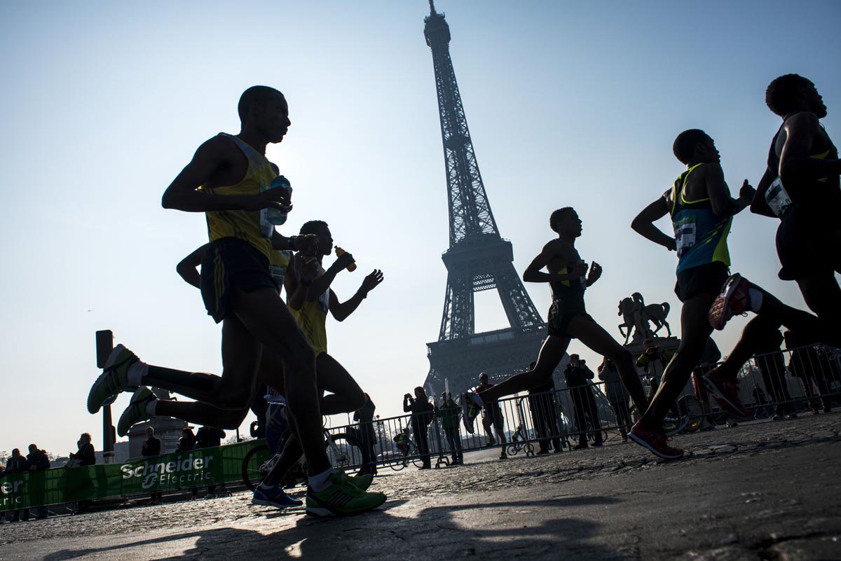 Radiorun_it's tweet photo. "Se stai perdendo fiducia nella natura umana, guarda una maratona" Kathrine Switzer #PrayForParis https://t.co/O53v3dzWSk