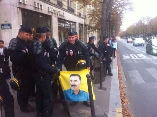 Zuhal_1905_'s tweet photo. #Parisli polisler terör örgütünü çok seviyor https://t.co/0ECovHuhyz