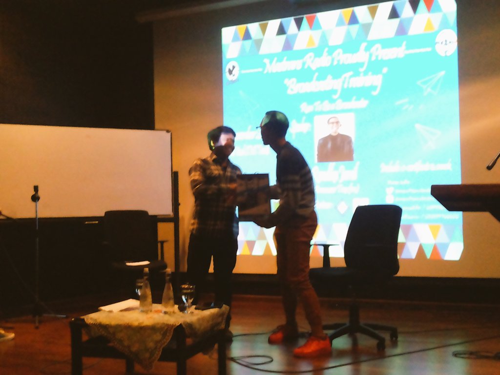 mastransproject's tweet photo. Penyerahan tanda terima kasih dari General Manager untuk pembicara kita tahun ini Randhika Jamil https://t.co/uTe8uIjoDW